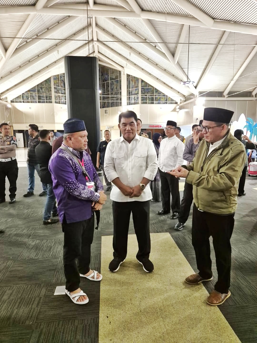 Samsudin Dama saat berbincang dengan Gubernur Sulawesi Utara, Yulius Selvanus Komaling, dan tokoh ulama Hi. Jafar Alkatiri