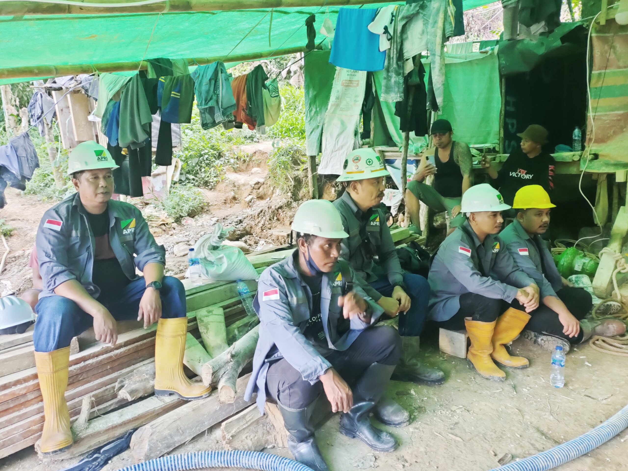 Pimpinan APRI Boltim, Hendra Abarang S.Hut., bersama para pengurus melakukan sosialisasi di lokasi tambang Tobongon./Foto: Istimewa