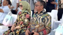 Bupati Bolaang Mongondow Timur Oskar Manoppo bersama Ketua TP-PKK Boltim Ny. Rosita Manoppo Pobela menghadiri Festival Pesona Selat Lembeh 2026 di Satrol Kodaeral VIII, Kota Bitung, Sabtu (10/10/2026)./Foto: Ist
