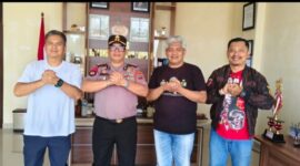 Ketua Umum DPP APRI Gatot (kaos hitam) foto bersama Kapolres Boltim Golfried Hasiolan Pakpahan, S.H., M.Si., Unsur geologis APRI Pusat, dan Ketua DPC APRI Bolaang Mongondow Timur, Hendra Abarang, S.Hut./Foto: Hendra Abarang
